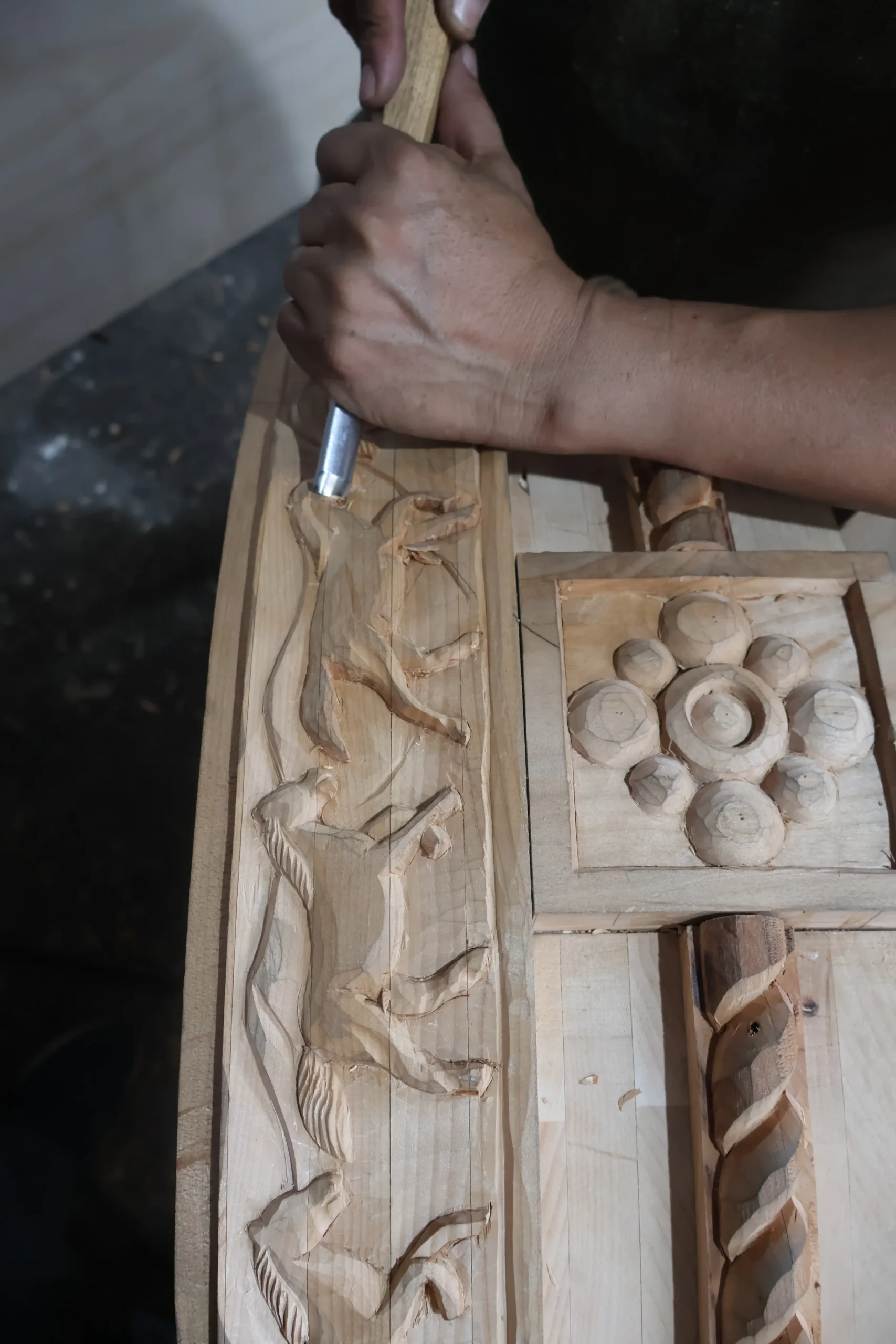 Hand-carving western-style patterns